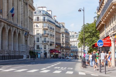 Paris, Fransa, 28 Temmuz 2015 tarihinde. Kentsel görünümü. Parlak güneşli bir günde tipik Paris Caddesi.