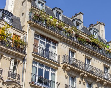 Paris, Fransa, 28 Temmuz 2015 tarihinde. Tipik binaların mimari detaylar