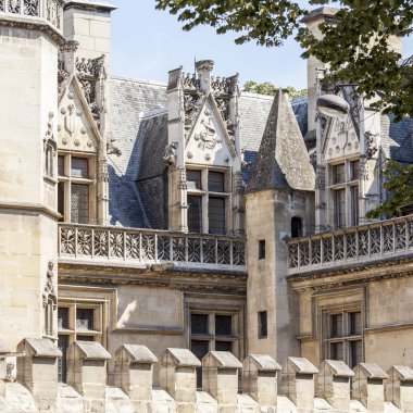 Paris, Fransa, 28 Temmuz 2015 tarihinde. Tipik binaların mimari detaylar