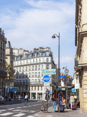 Paris, Fransa, 28 Temmuz 2015 tarihinde. Kentsel görünümü. Parlak güneşli bir günde tipik Paris Caddesi.