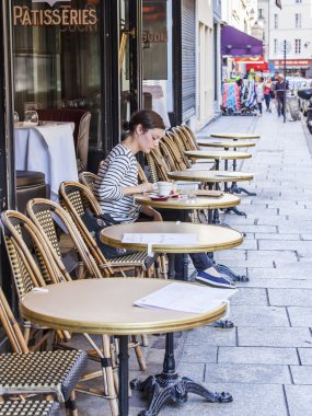 29 Ağustos 2015 tarihinde, Paris, Fransa. Güzel yaz kafe sokakta. İnsanlar yemek ve biraz dinlen