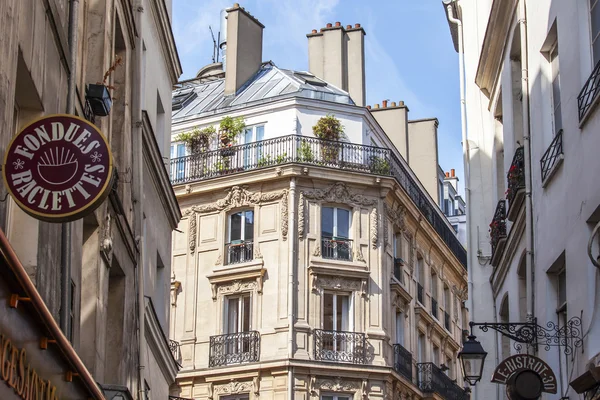 PARIS, FRANÇA, em 28 de agosto de 2015. Detalhes arquitetônicos de edifícios típicos — Fotografia de Stock