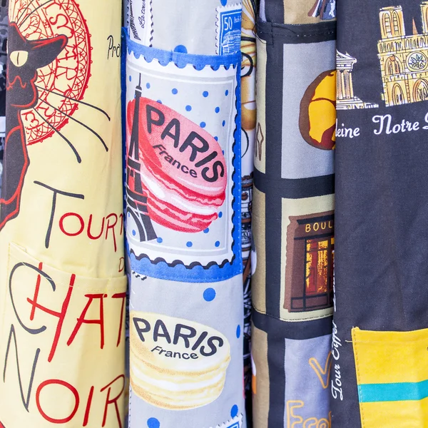 PARIS, FRANCE, on AUGUST 29, 2015. Textile products with the image of the Parisian sights on a show-window of shop of souvenirs — Stock Photo, Image