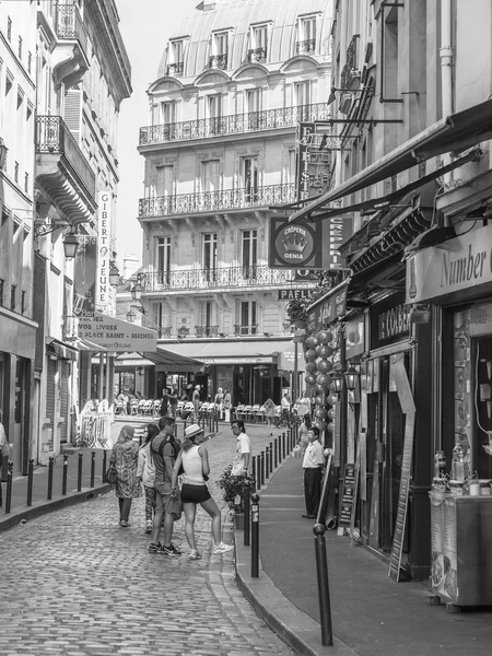 Paris, france, am 28. August 2015. urban view. typische Pariser Straße bei strahlendem Sonnenschein. Tische des Cafés auf der Straße — Stockfoto