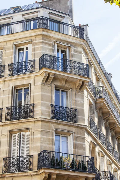 PARIS, FRANCE, on AUGUST 28, 2015. Architectural details of typical buildings — Stock Photo, Image