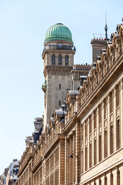 巴黎，法国，2015 年 8 月 28 日。典型的建筑物的建筑细节 — 图库照片