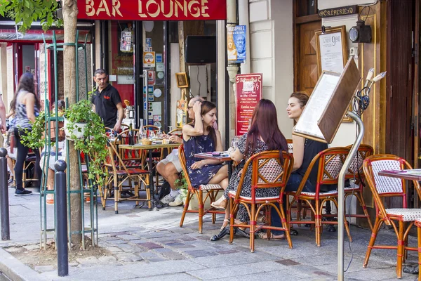 París, Francia, 29 de agosto de 2015. Pintoresco café de verano en la calle. La gente come y descansa. — Foto de Stock