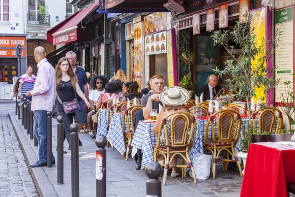 PARIS, FRANÇA, em 29 de agosto de 2015. Café pitoresco de verão na rua. As pessoas comem e descansam — Fotografia de Stock