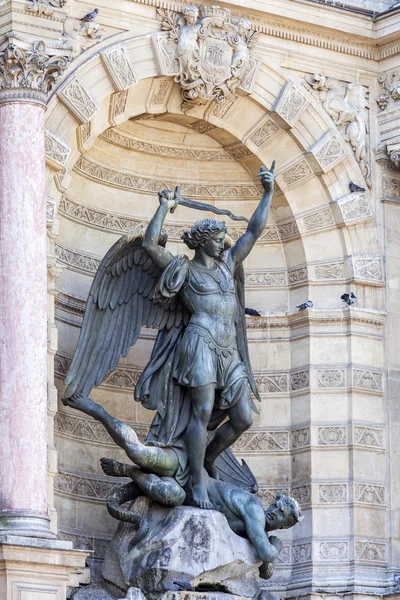 Parigi, FRANCIA, il 29 AGOSTO 2015. Fontana di Saint-Michel (fr. Saint-Michel ) — Foto Stock