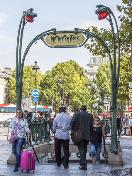 PARIS, FRANCE, on AUGUST 31, 2015. Urban view. Typical Parisian street in the bright sunny day. Typical design of an entrance to the subway — Φωτογραφία Αρχείου