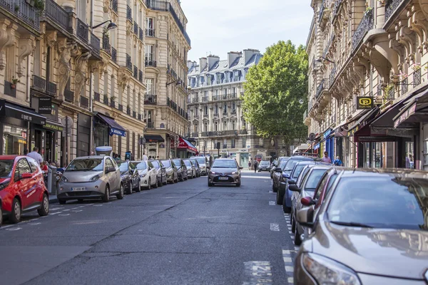 PARIS, FRANCE, le 28 août 2015. Vue urbaine. Rue typiquement parisienne dans la journée ensoleillée . — Photo