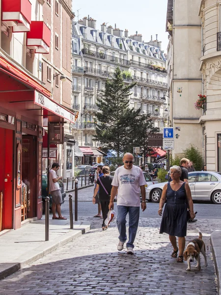 PARIS, FRANCE, on AUGUST 28, 2015. Urban view. Typical Parisian street in the bright sunny day. — Stock Photo, Image