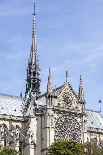 PARIS, FRANCE, le 30 août 2015. Détails architecturaux de Notre-Dame de Paris. Notre-Dame de Paris est l'un des symboles de Paris . — Photo