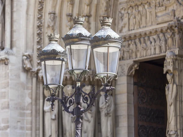 PARIS, FRANCE, on AUGUST 30 2015. A beautiful decorative streetlight against Notre-Dame de Paris. — Stock fotografie