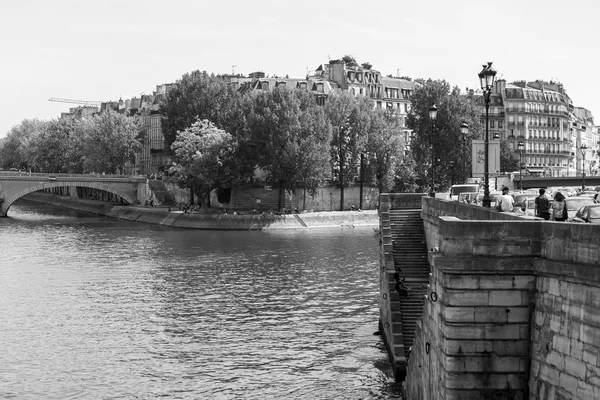 29 Ağustos 2015 tarihinde, Paris, Fransa. Seine dolgu üzerinde manzarası. — Stok fotoğraf