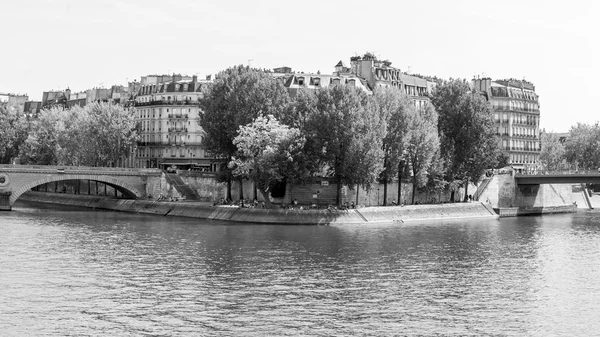 PARIS, FRANÇA, em 29 de agosto de 2015. Skyline em Seine Embankment . — Fotografia de Stock