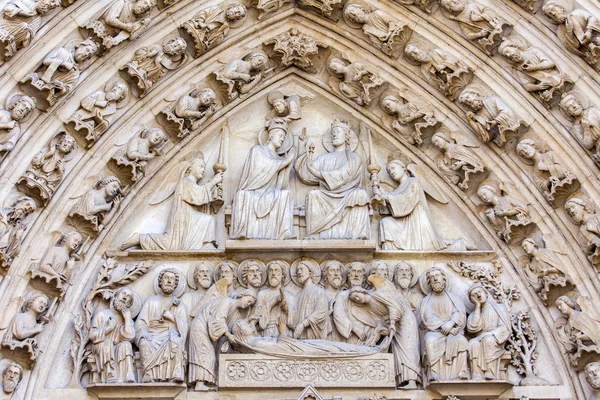 PARIS, FRANÇA, em 30 de agosto de 2015. Detalhes arquitetônicos de Notre-Dame de Paris. Notre-Dame de Paris é um dos símbolos de Paris . — Fotografia de Stock