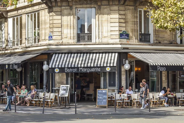 PARIS, FRANÇA, em 29 de agosto de 2015. Café pitoresco de verão na rua. As pessoas comem e descansam — Fotografia de Stock