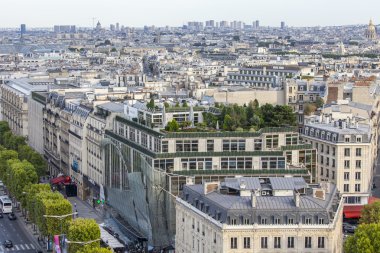 30 Ağustos 2015 tarihinde, Paris, Fransa. Arc de Triomphe Champs Elysee üzerinde bir anket platformu şehirden en iyi görünümü. Paris çatılar