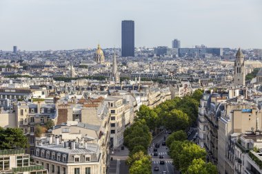 30 Ağustos 2015 tarihinde, Paris, Fransa. Arc de Triomphe Champs Elysee üzerinde bir anket platformu şehirden en iyi görünümü. Paris çatılar
