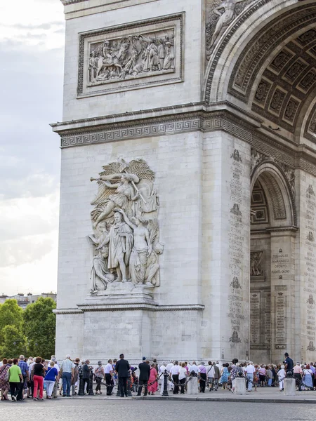 PARIS, FRANCE, on AUGUST 30, 2015. Tourists examine Arc de Triomphe on the Champs Elysee. Architectural details. Arc de Triomphe is one of city symbols — Stock Photo, Image