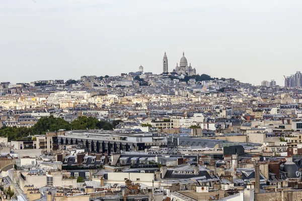Parijs, Frankrijk, op 30 augustus 2015. Het bovenste uitzicht op de stad vanaf een enquête platform Arc de Triomphe op de Champs Elysee. Daken van Parijs — Stockfoto