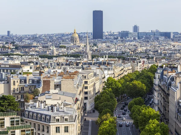 Paříž, Francie, na 30 srpnu 2015. Pohled shora na město z průzkumu platformě na vítězný oblouk na Champs Elysee. Pařížské střechy — Stock fotografie