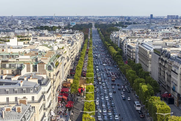 Paříž, Francie, na 30 srpnu 2015. Pohled shora z průzkumu platformě na vítězný oblouk na Champs Elysee. Champs Elysee - jedna z nejkrásnějších prospektů z Paříže — Stock fotografie