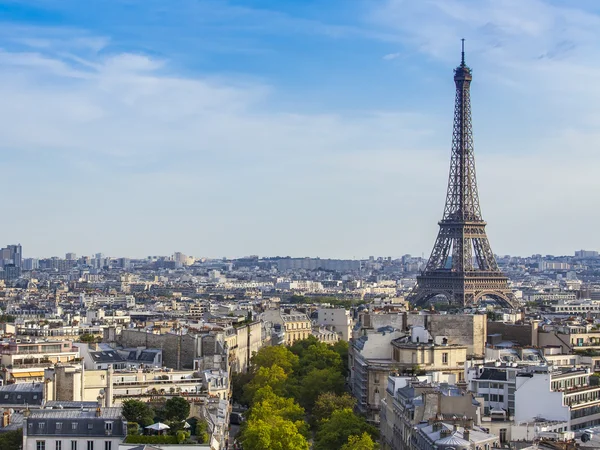 Paříž, Francie, na 30 srpnu 2015. Pohled shora z průzkumu platformě na vítězný oblouk na Champs Elysee. Střechy, Paříž a Eiffelova věž — Stock fotografie