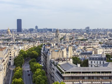 30 Ağustos 2015 tarihinde, Paris, Fransa. Arc de Triomphe bir anket platformu üzerinden bir şehir panoraması