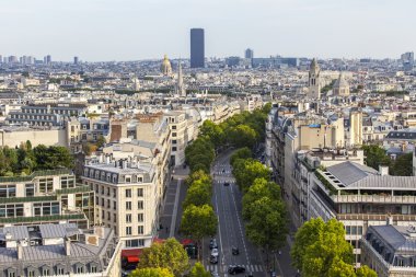 30 Ağustos 2015 tarihinde, Paris, Fransa. Arc de Triomphe bir anket platformu üzerinden bir şehir panoraması