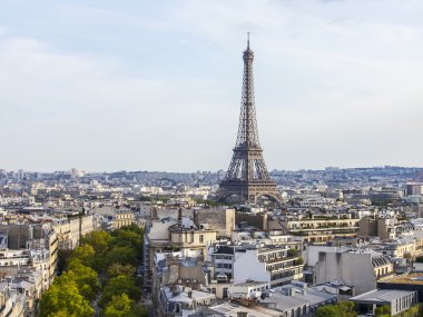 30 Ağustos 2015 tarihinde, Paris, Fransa. Arc de Triomphe Champs Elysee üzerinde üzerinde Üstten Görünüm anket platformu üzerinden. Paris ve Eyfel Kulesi çatılar