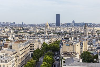 30 Ağustos 2015 tarihinde, Paris, Fransa. Arc de Triomphe bir anket platformu üzerinden bir şehir panoraması