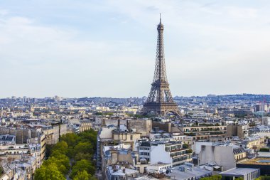 30 Ağustos 2015 tarihinde, Paris, Fransa. Arc de Triomphe Champs Elysee üzerinde üzerinde Üstten Görünüm anket platformu üzerinden. Paris ve Eyfel Kulesi çatılar