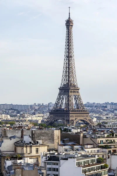 Paris, Frankrike, den 30 augusti 2015. Ovanifrån från en undersökning plattform på Triumfbågen på Champs Elysée. Takåsarna i Paris och Eiffeltornet — Stockfoto