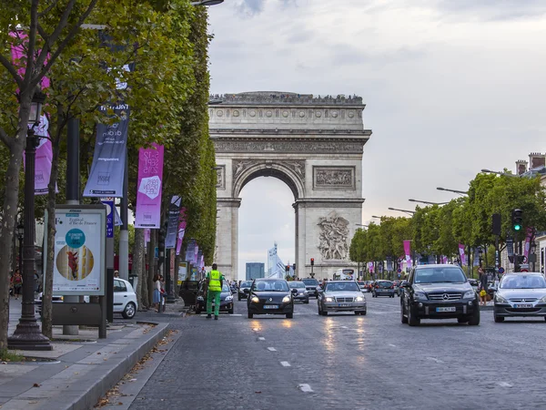 PARIS, FRANCE, on AUGUST 30, 2015. The Champs Elysee and Arc de Triomphe lit with the sunset sun — Stock Photo, Image