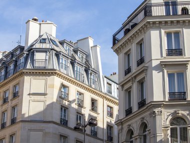 Paris, Fransa, 28 Temmuz 2015 tarihinde. Tipik binaların mimari detaylar
