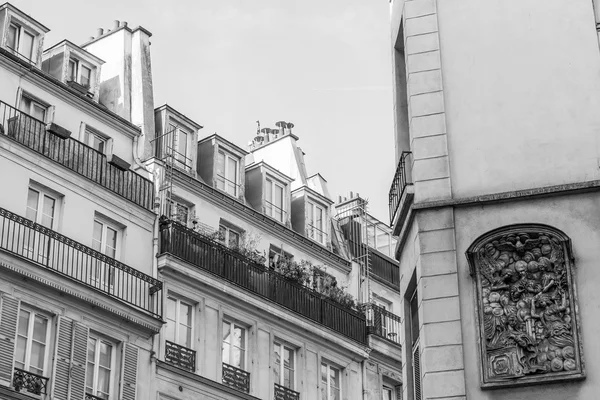 Paris, Fransa, 28 Temmuz 2015 tarihinde. Tipik binaların mimari detaylar — Stok fotoğraf