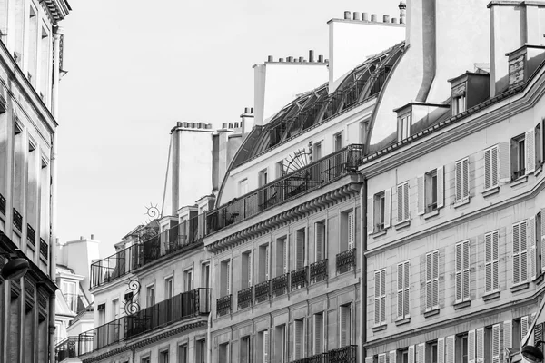 PARIS, FRANÇA, em 28 de agosto de 2015. Detalhes arquitetônicos de edifícios típicos — Fotografia de Stock