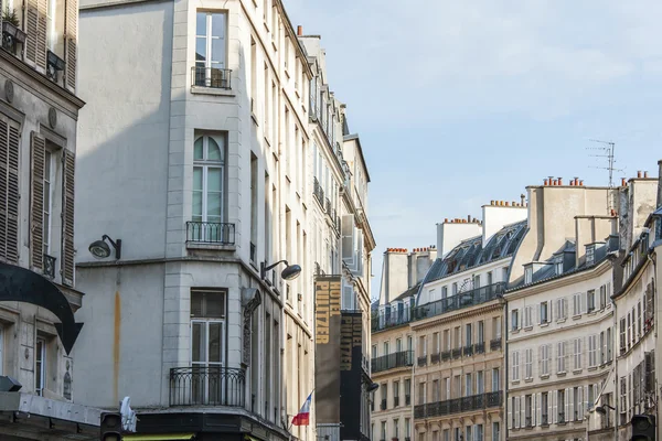 Parigi, FRANCIA, il 28 AGOSTO 2015. Dettagli architettonici degli edifici tipici — Foto Stock
