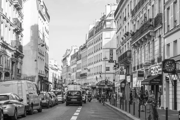 París, Francia, 28 de agosto de 2015. Vista urbana. Típica calle parisina en el brillante día soleado . —  Fotos de Stock