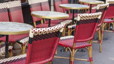 29 Ağustos 2015 tarihinde, Paris, Fransa. Güzel yaz kafe sokakta.