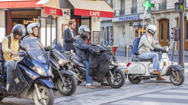 31 Ağustos 2015 tarihinde, Paris, Fransa. Kentsel görünümü. Tipik Paris Caddesi