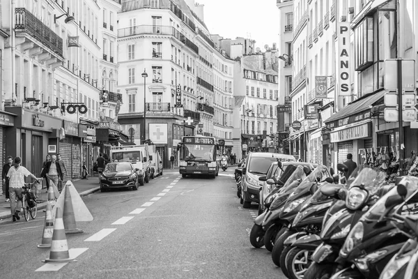 Parigi, FRANCIA, il 28 AGOSTO 2015. Vista urbana. Tipica strada parigina nella luminosa giornata di sole . — Foto Stock