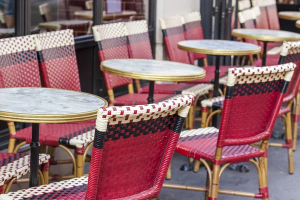 29 Ağustos 2015 tarihinde, Paris, Fransa. Güzel yaz kafe sokakta. — Stok fotoğraf