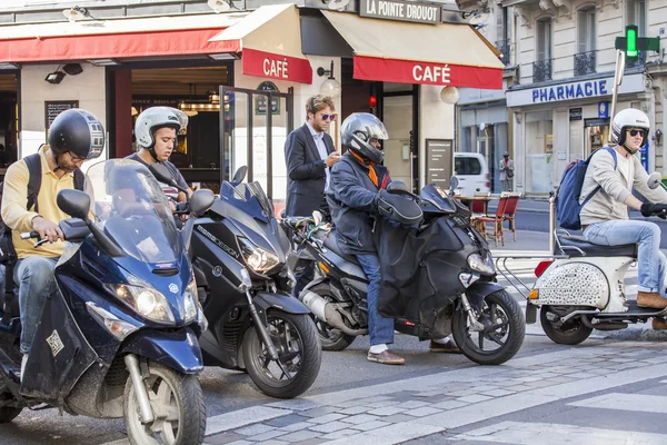 Parijs, Frankrijk, op 28 augustus 2015. Motorfietsen gestopt op het snijpunt — Stockfoto