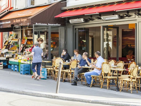 29 Ağustos 2015 tarihinde, Paris, Fransa. Güzel yaz kafe sokakta. — Stok fotoğraf