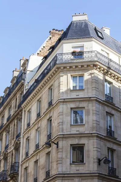 Paris, franz, am 28. august 2015. architektonische details typischer gebäude — Stockfoto