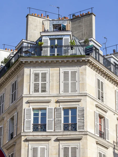 Parijs, Frankrijk, op 28 augustus 2015. Architecturale details van typische gebouwen — Stockfoto