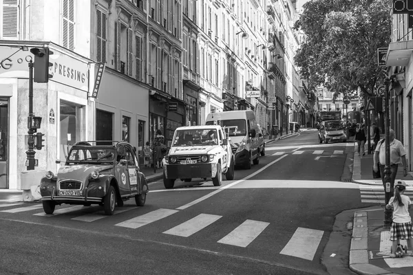 PARIS, FRANCE, on AUGUST 28, 2015. Urban view. Typical Parisian street in the bright sunny day. — Stock Photo, Image